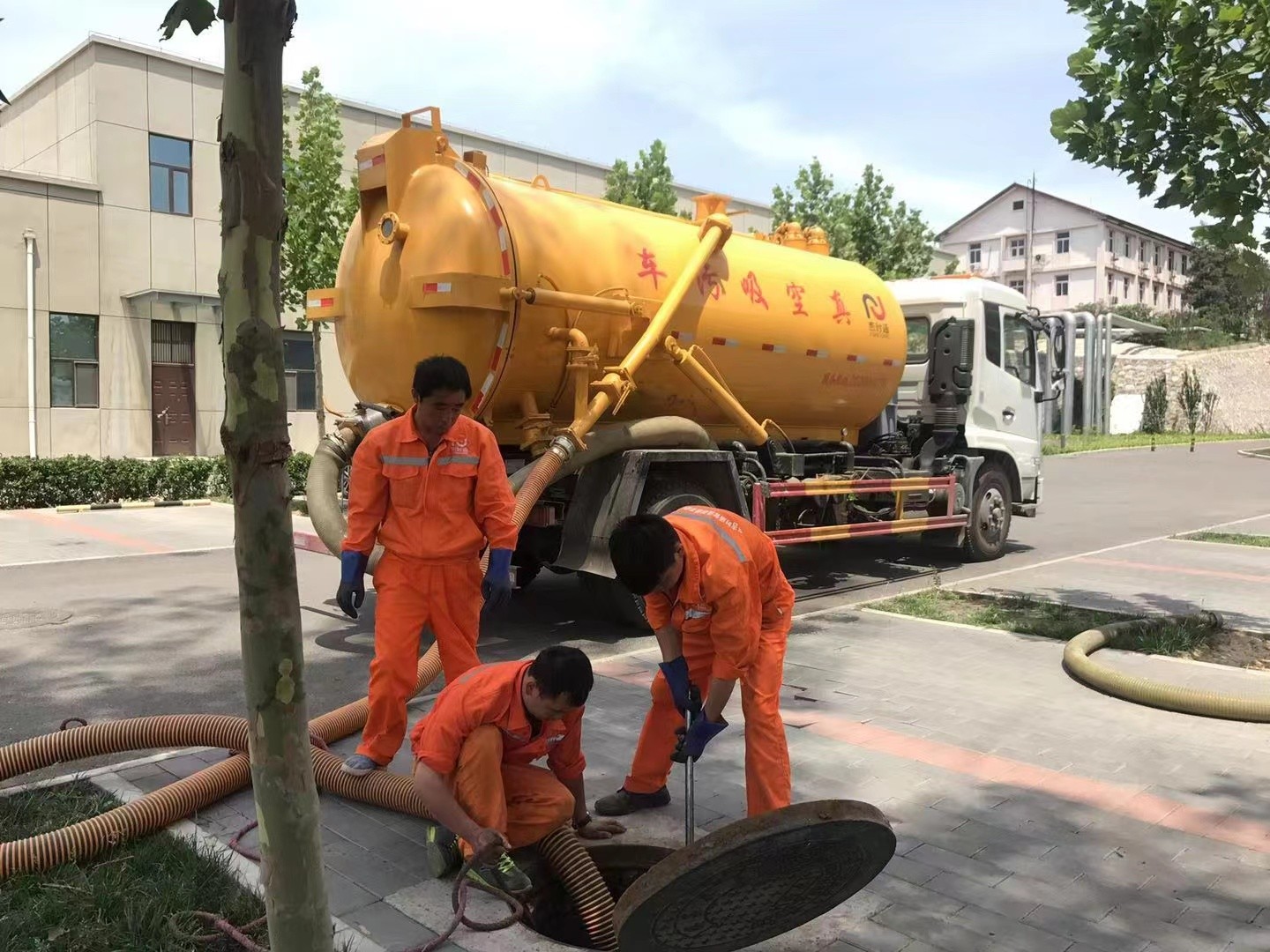 东城管道疏通车停在窨井附近