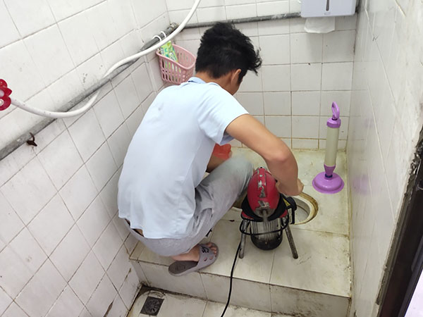 东城管道堵塞冒臭气 专业师傅现场解决问题