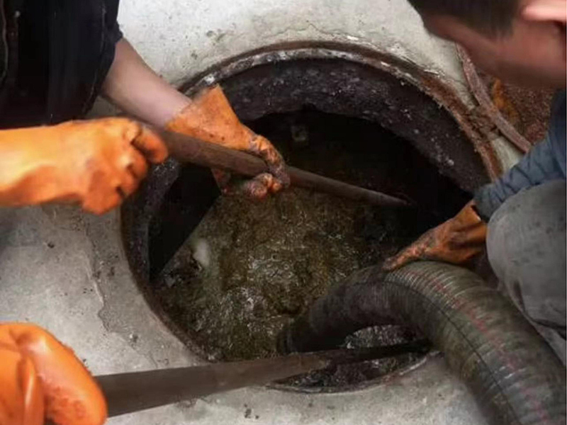 东城清理化粪池时如何避免沼气的危害？